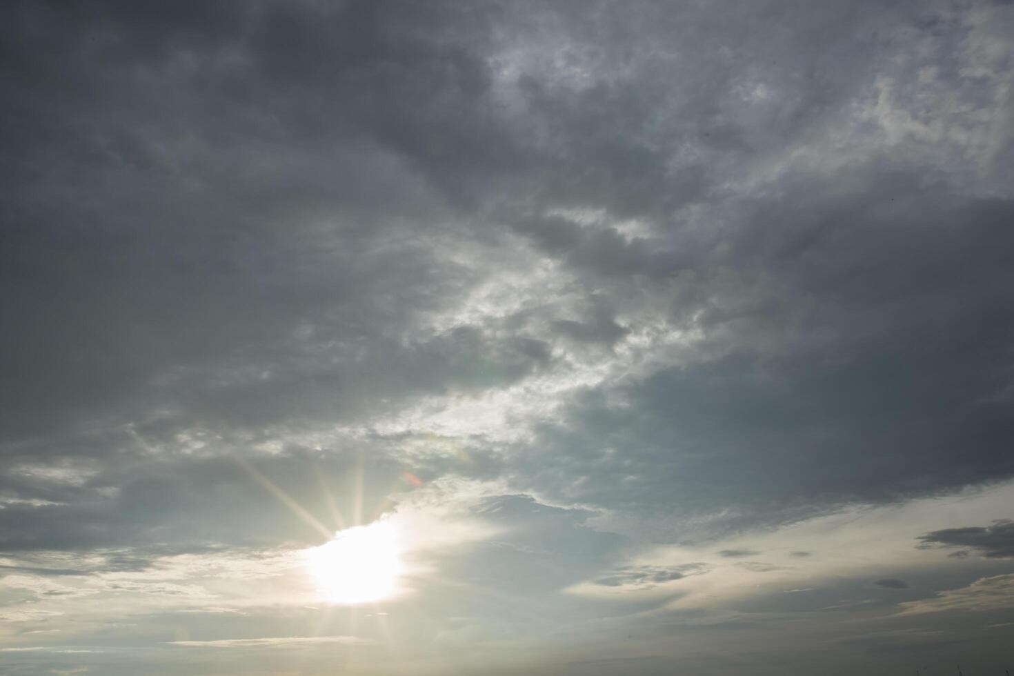 nubes de tormenta con luz solar foto