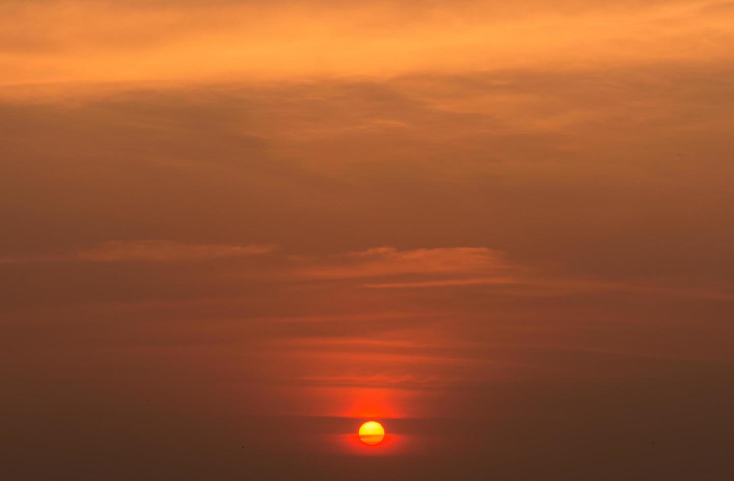 el cielo al atardecer foto