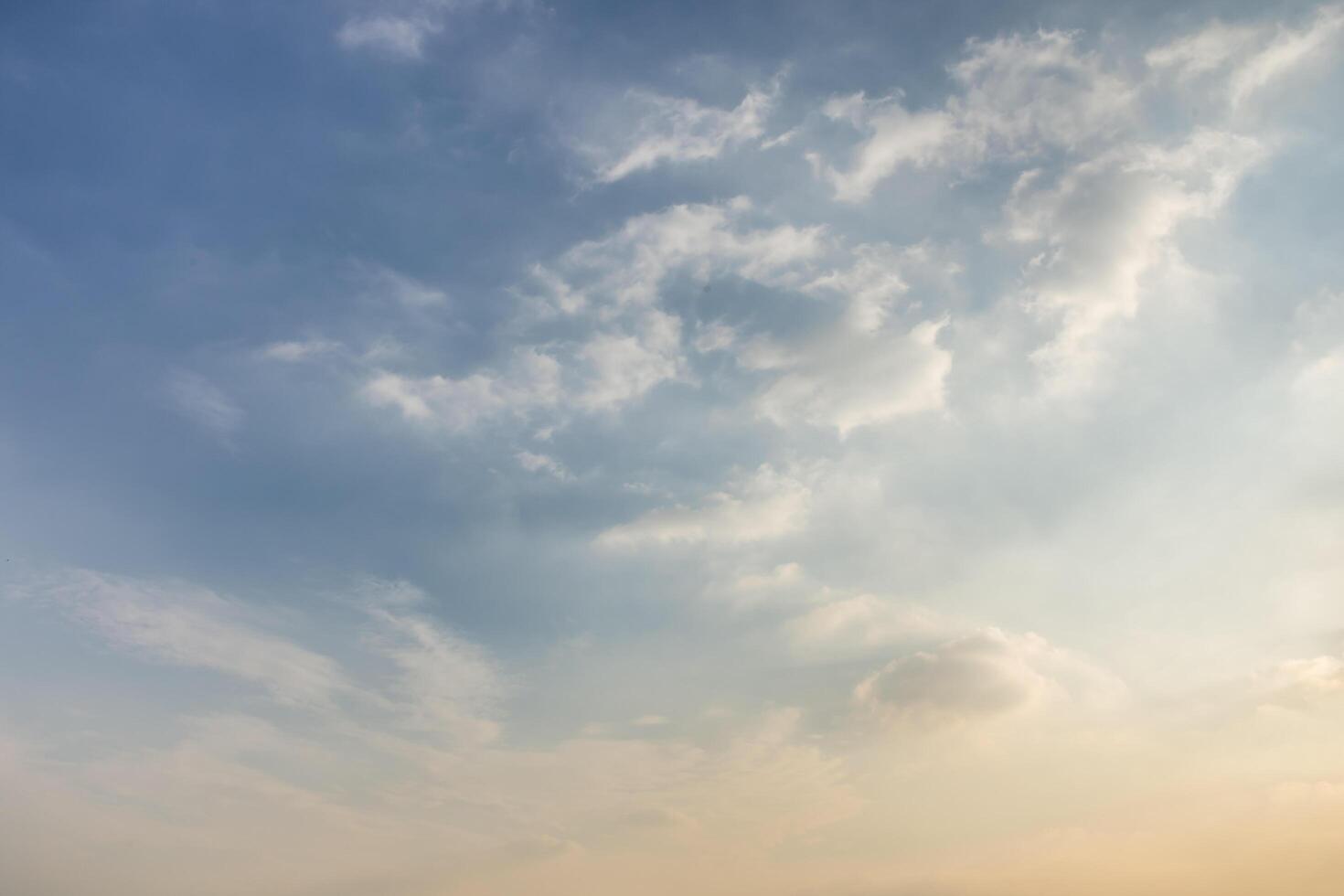 el cielo al atardecer foto