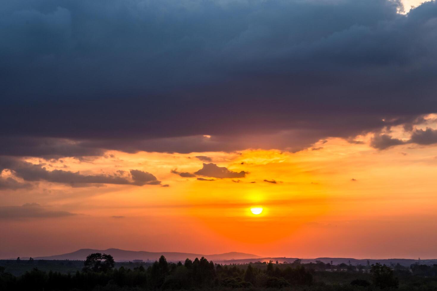 el cielo al atardecer foto