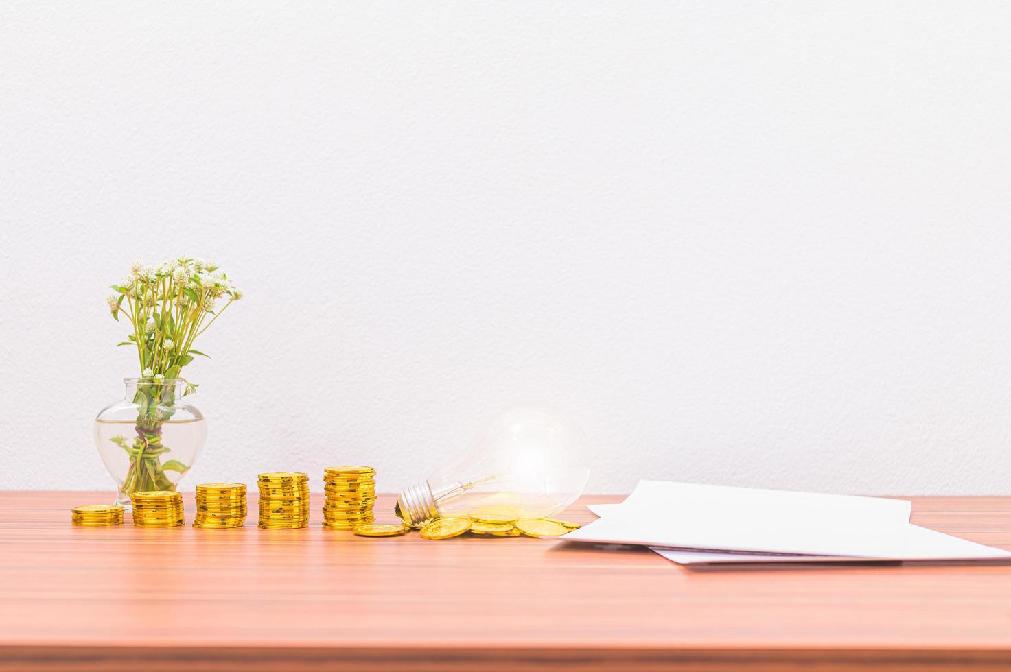 monedas apiladas en el escritorio foto