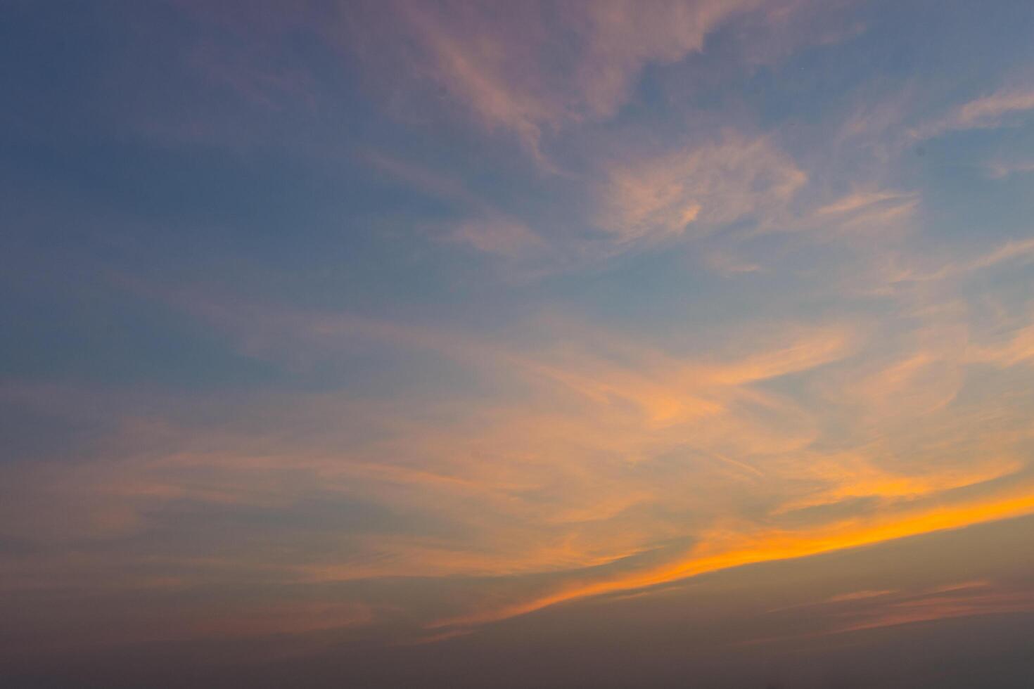 el cielo al atardecer foto