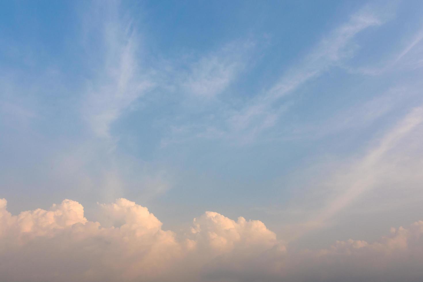 el cielo al atardecer foto