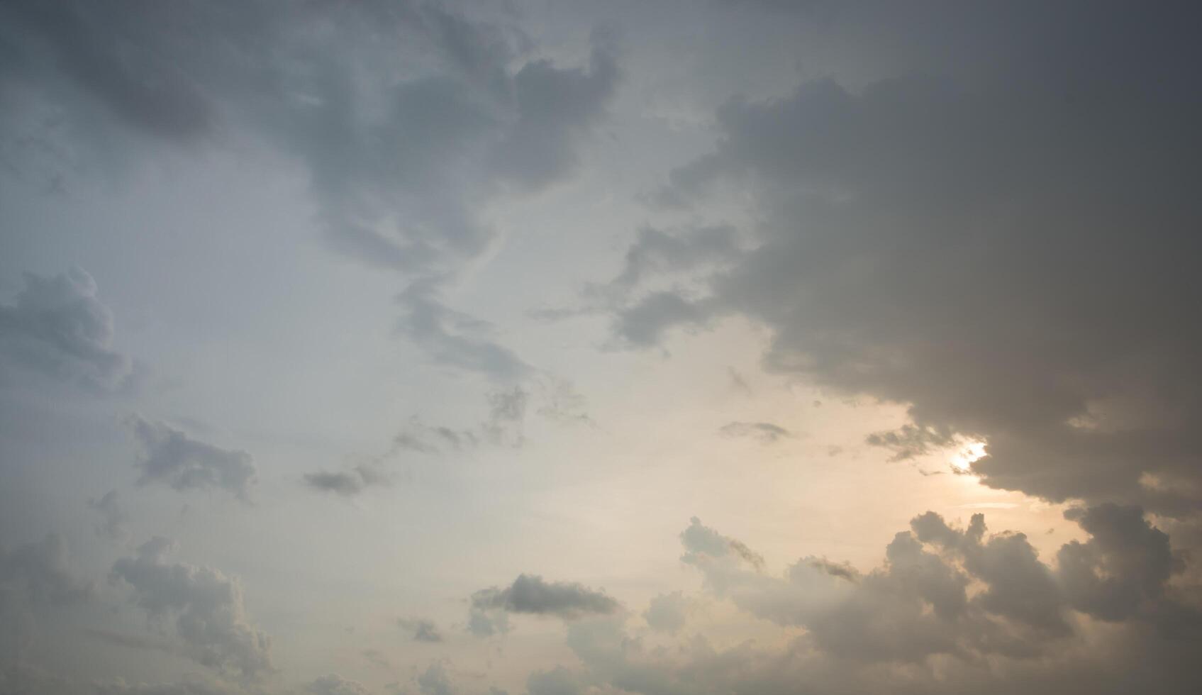 el cielo al atardecer foto