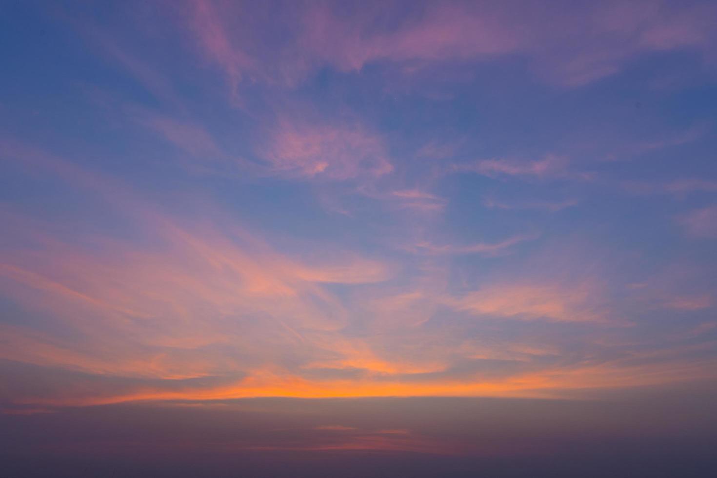 el cielo al atardecer foto