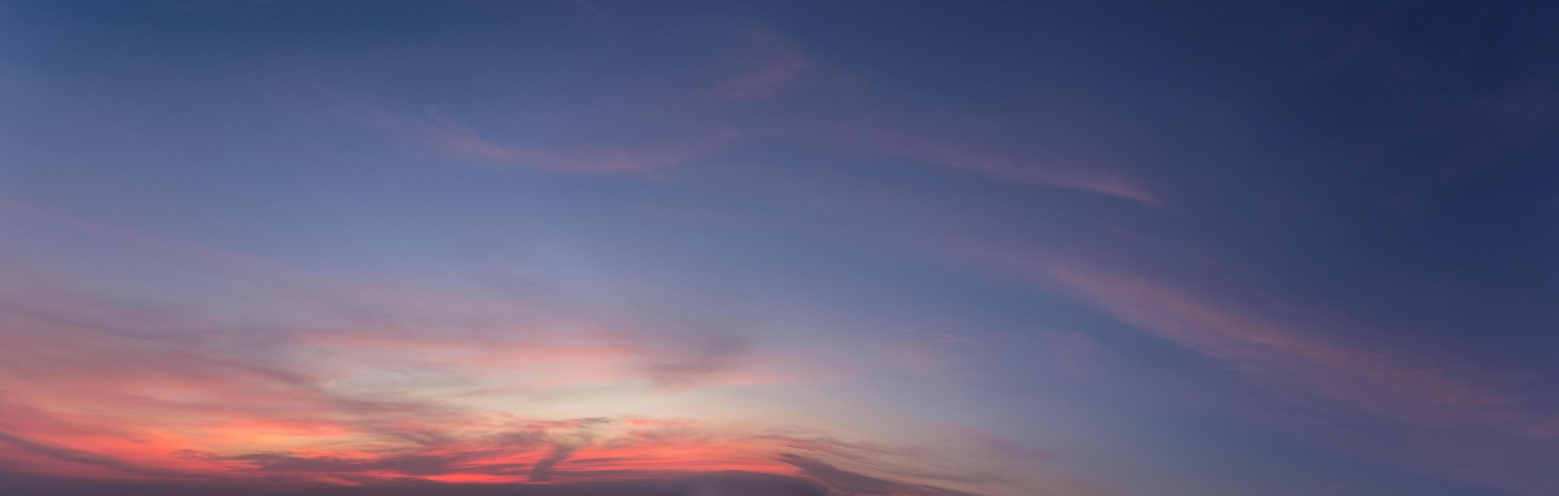 el cielo al atardecer foto