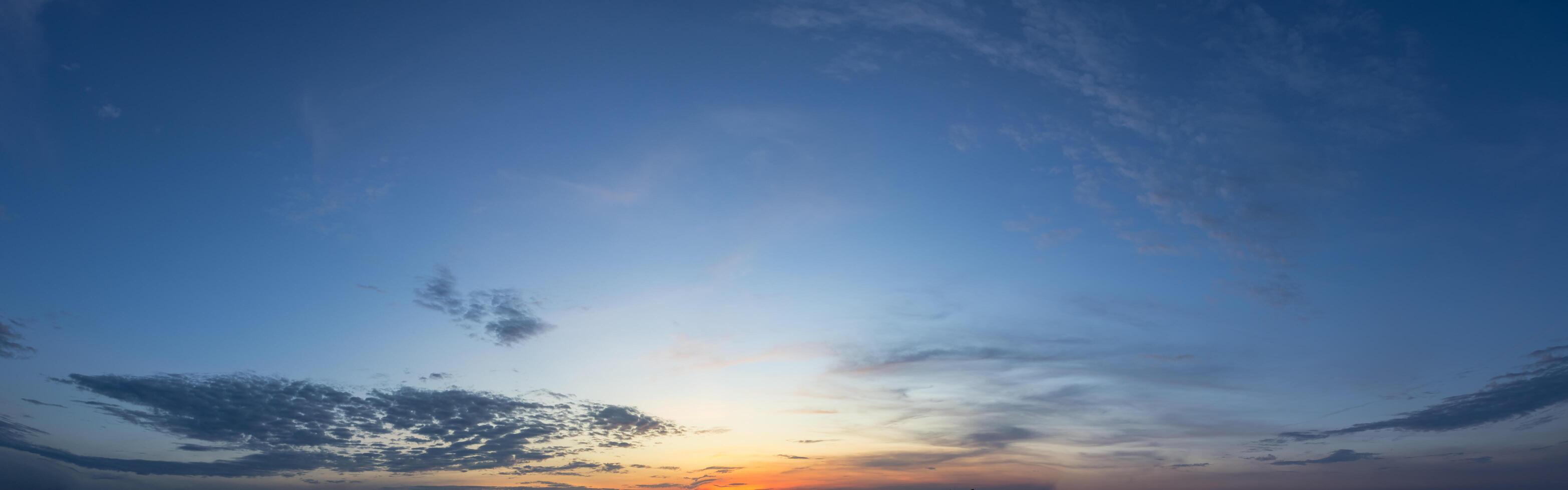 el cielo al atardecer foto