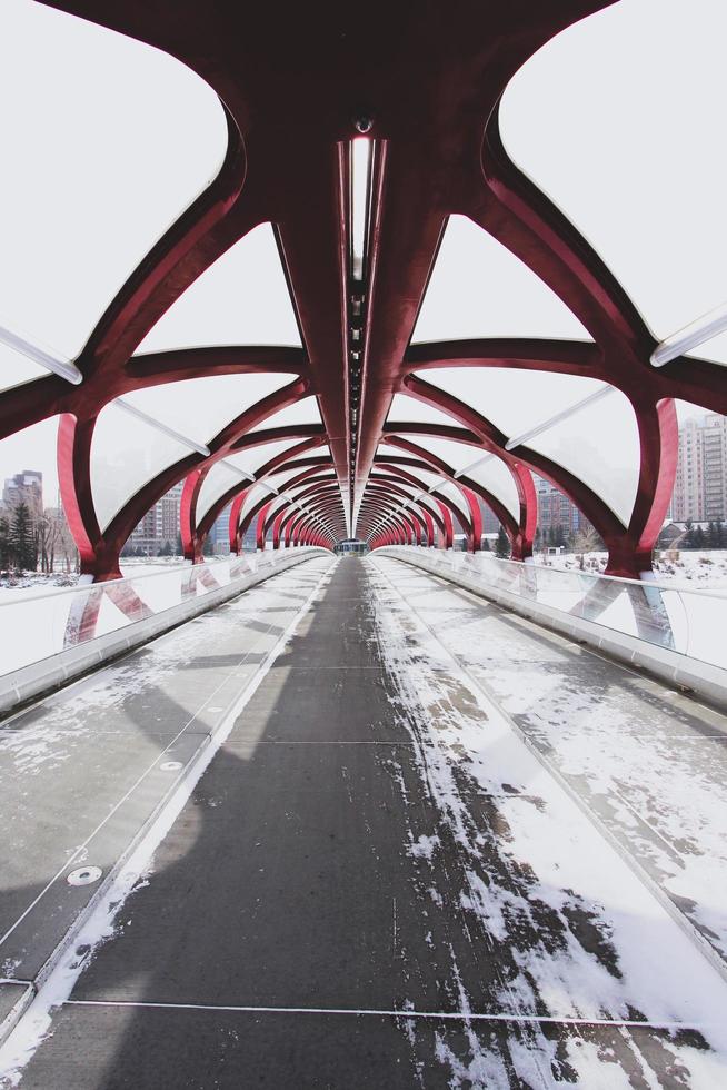 puente vacío durante el día foto