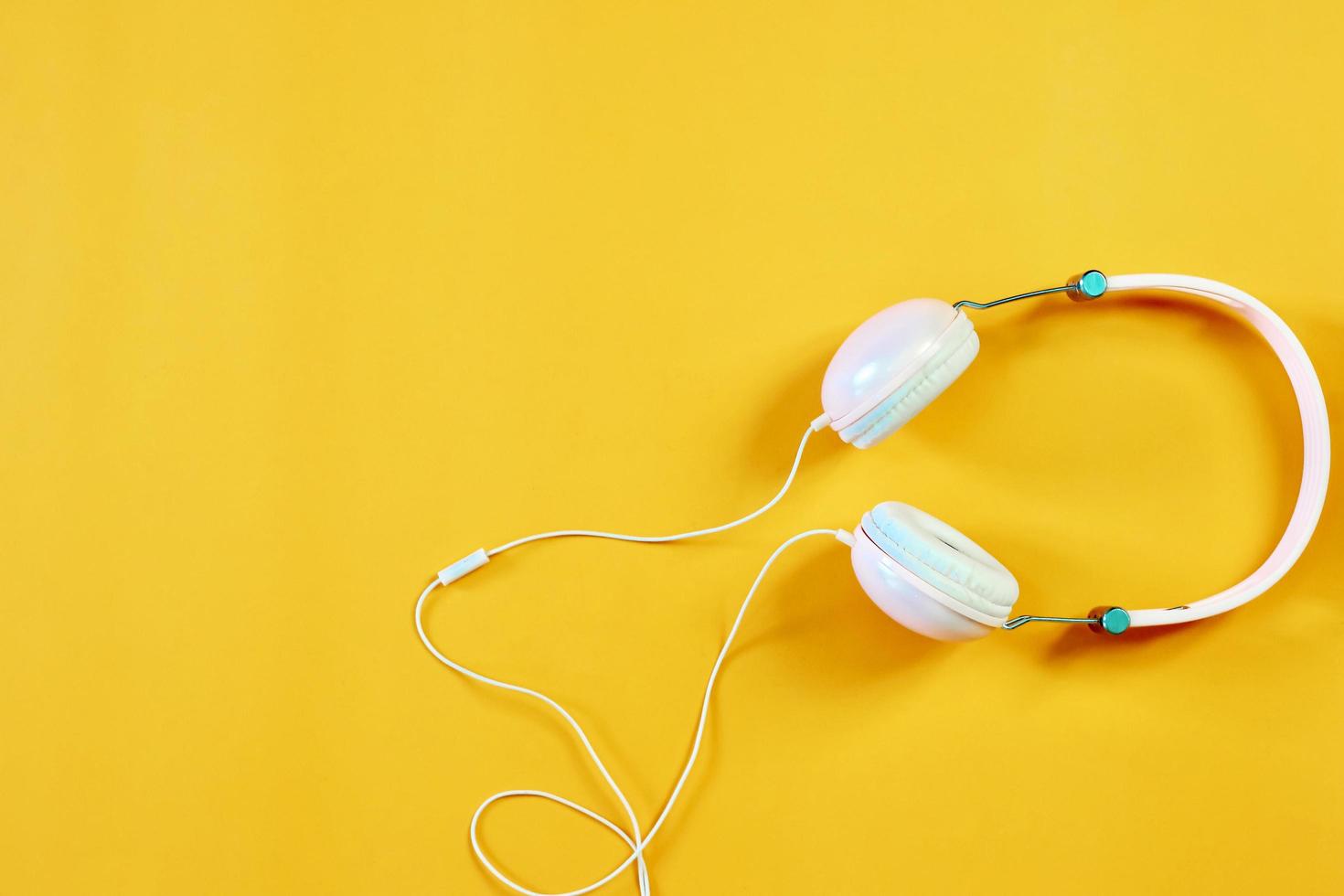 auriculares sobre un fondo amarillo foto