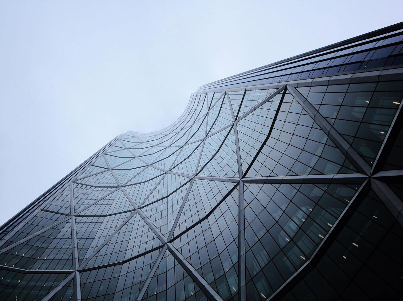 Fotografía de ángulo bajo del edificio gris. foto