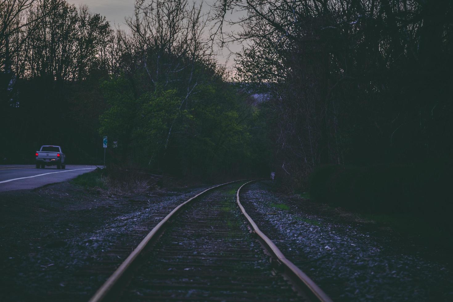 vías del tren en la noche foto