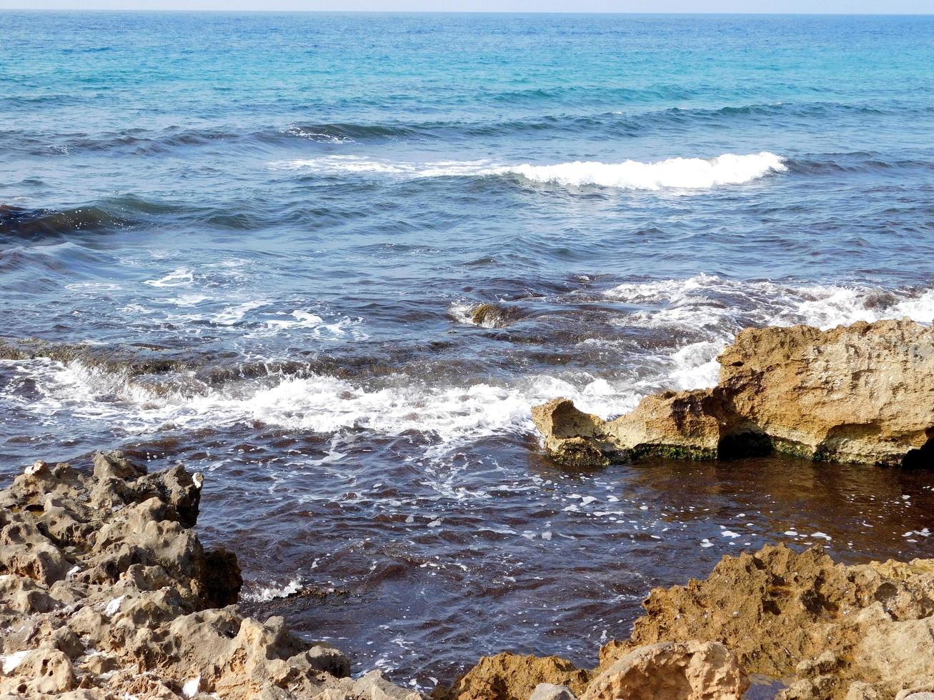 olas y rocas foto