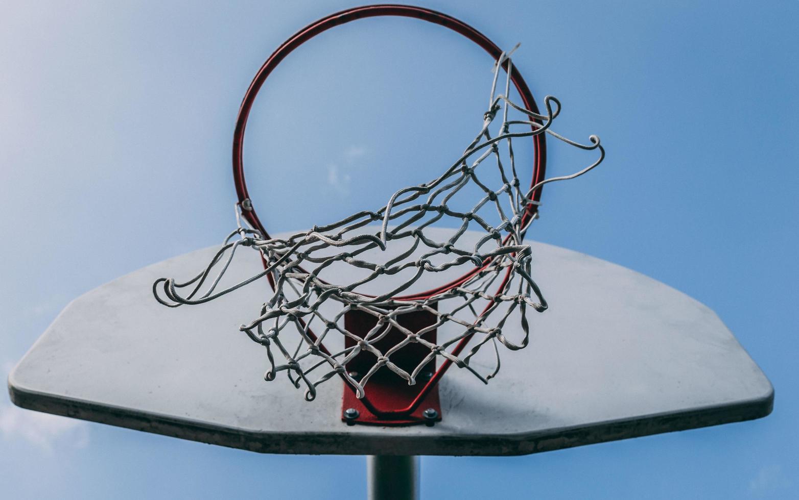 ángulo bajo de un aro de baloncesto foto