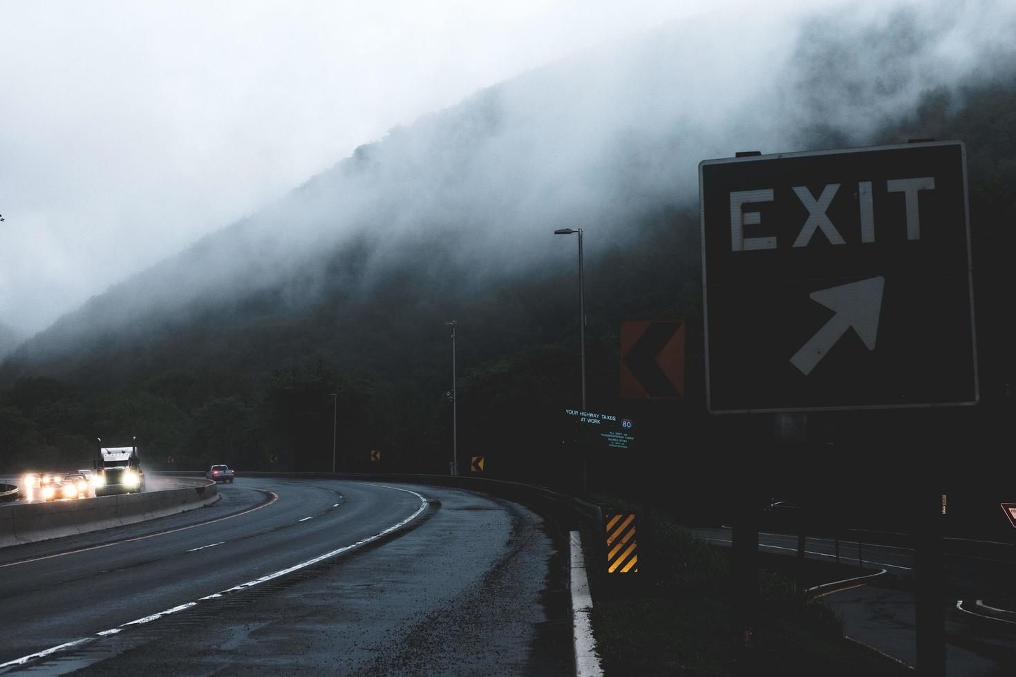 señal de salida a lo largo de una carretera foto