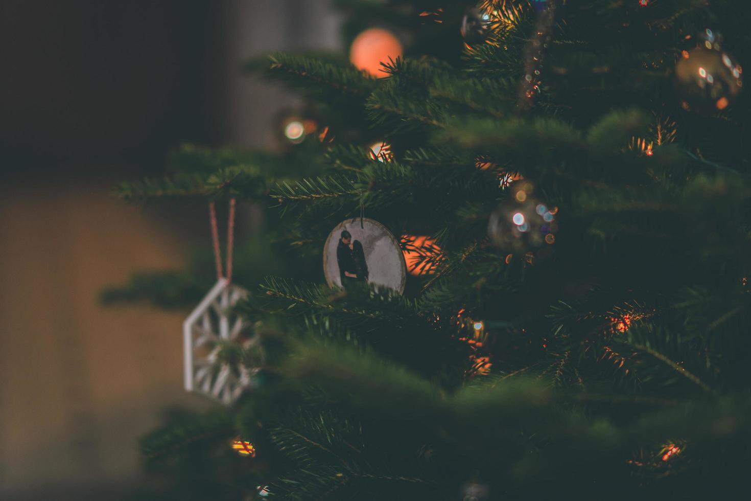 árbol de navidad con adornos foto