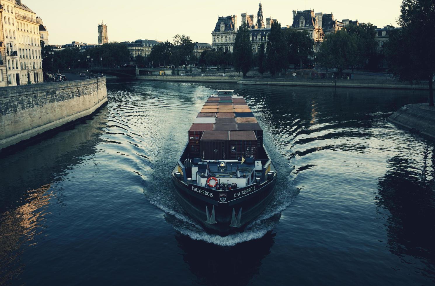 París, Francia, 2020 - Barco en un cuerpo de agua foto