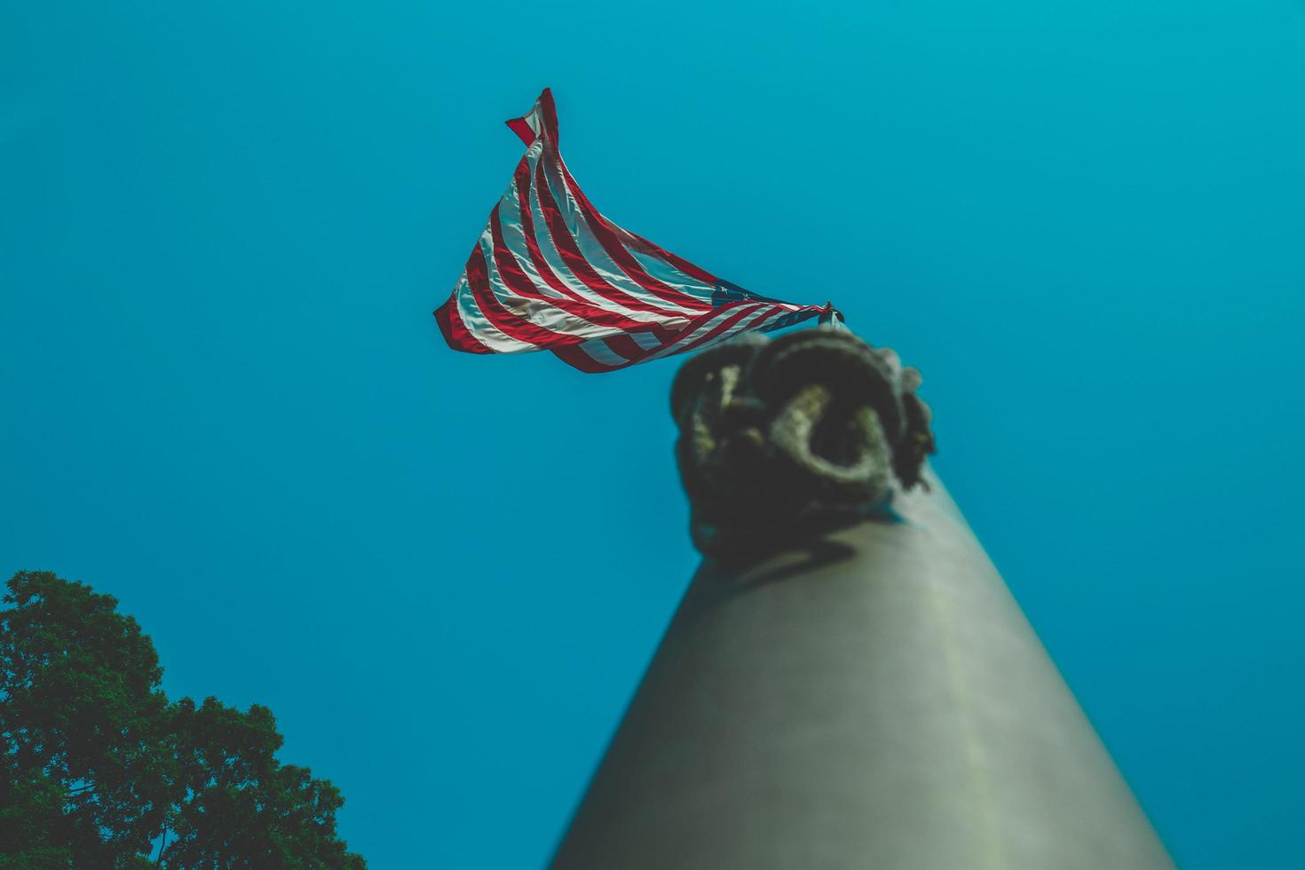 ángulo bajo de un asta de bandera foto