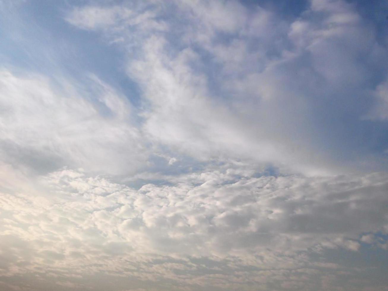 nubes blancas en un cielo azul durante el día foto