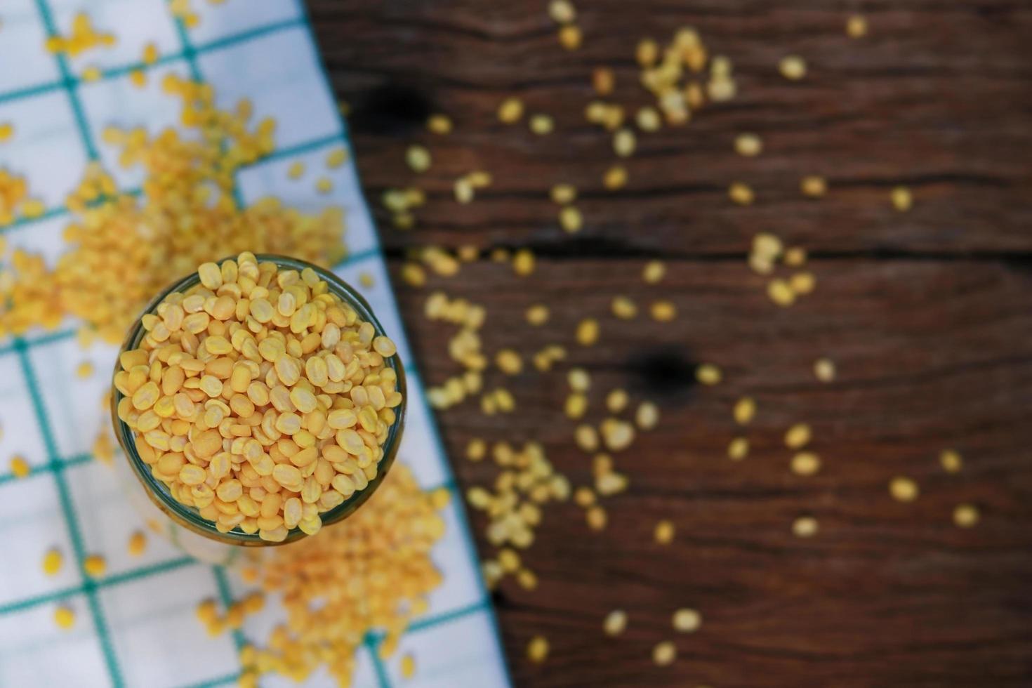 frijoles de soja en una taza foto