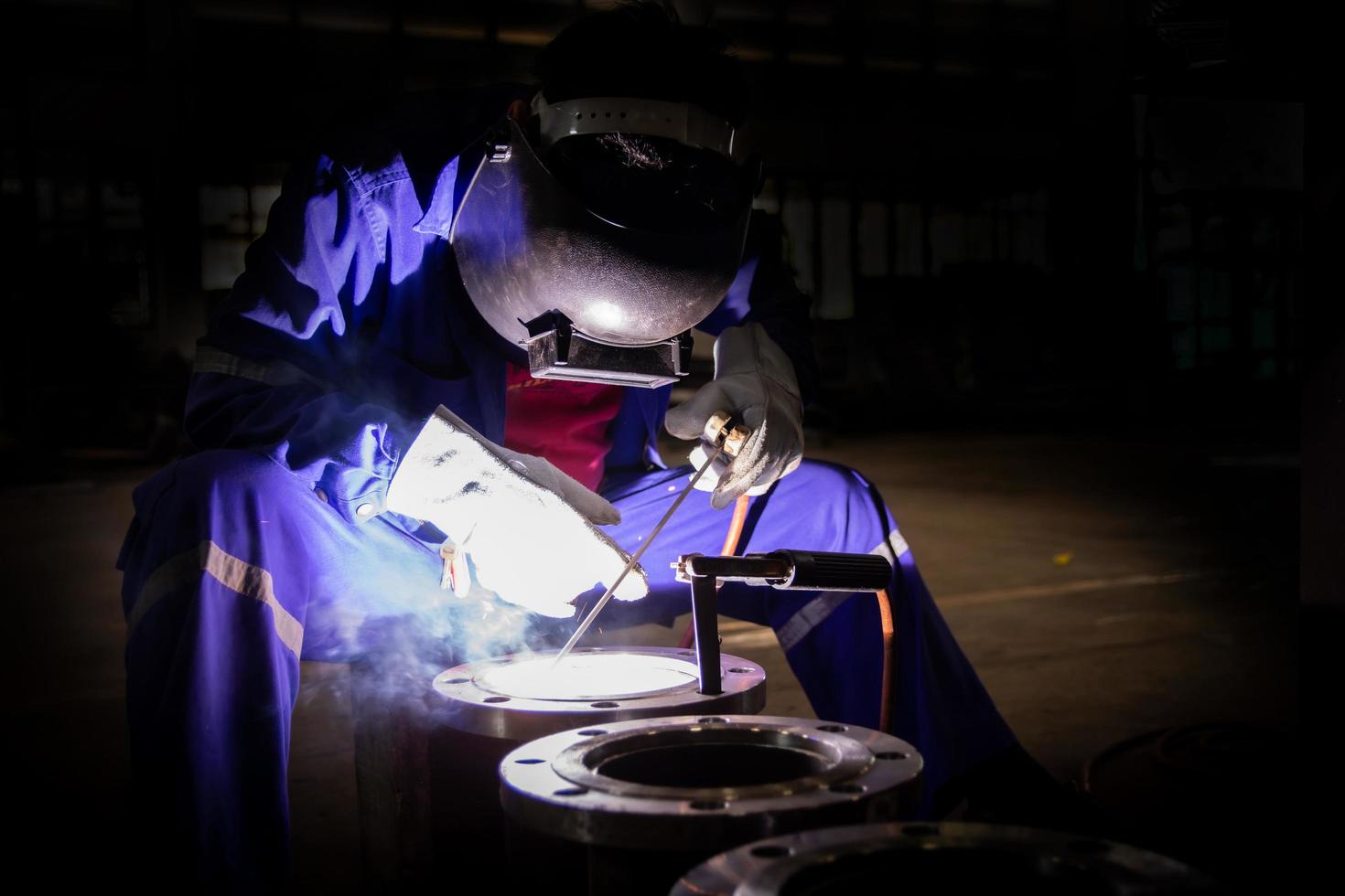 Welder is assembling the workpiece photo