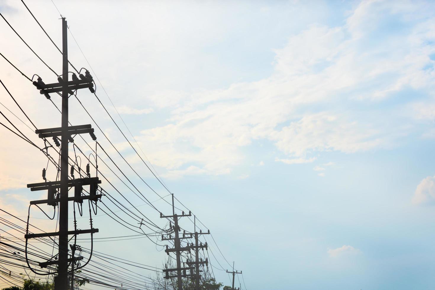 El poste eléctrico se conecta a los cables eléctricos de alto voltaje. foto