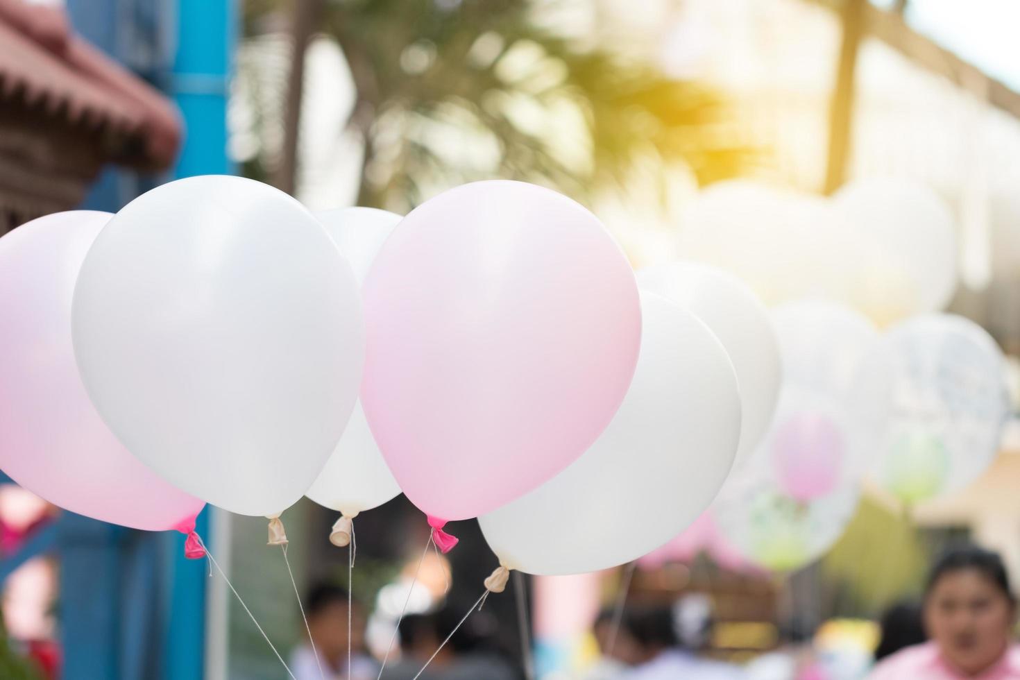 Globo rosa y blanco con luz suave. enhorabuena. foto