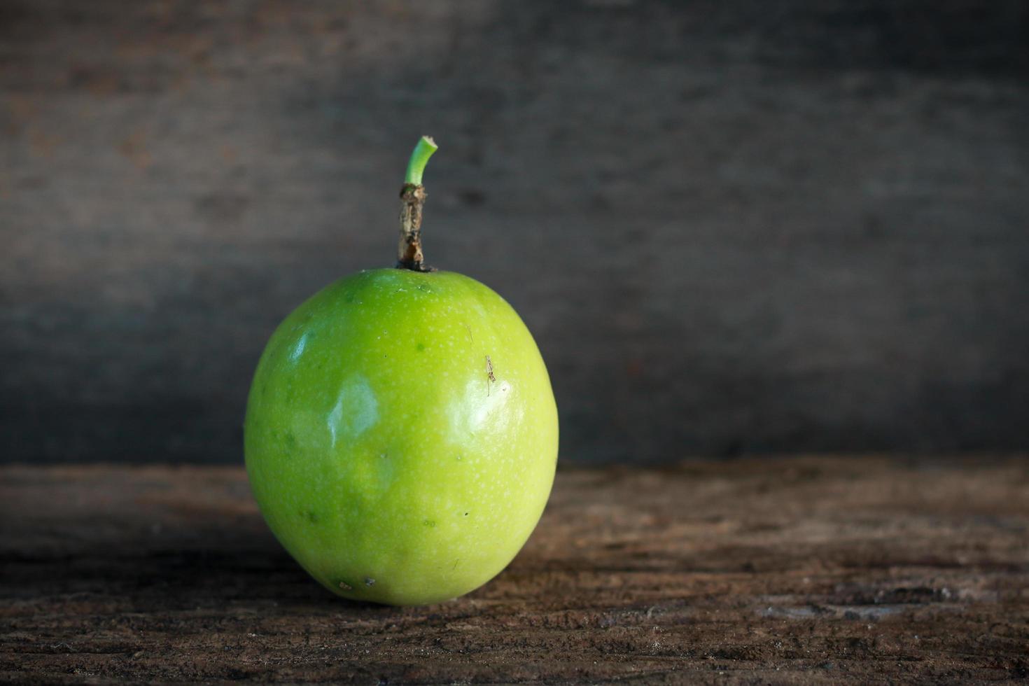 fruta verde sobre un fondo de madera foto