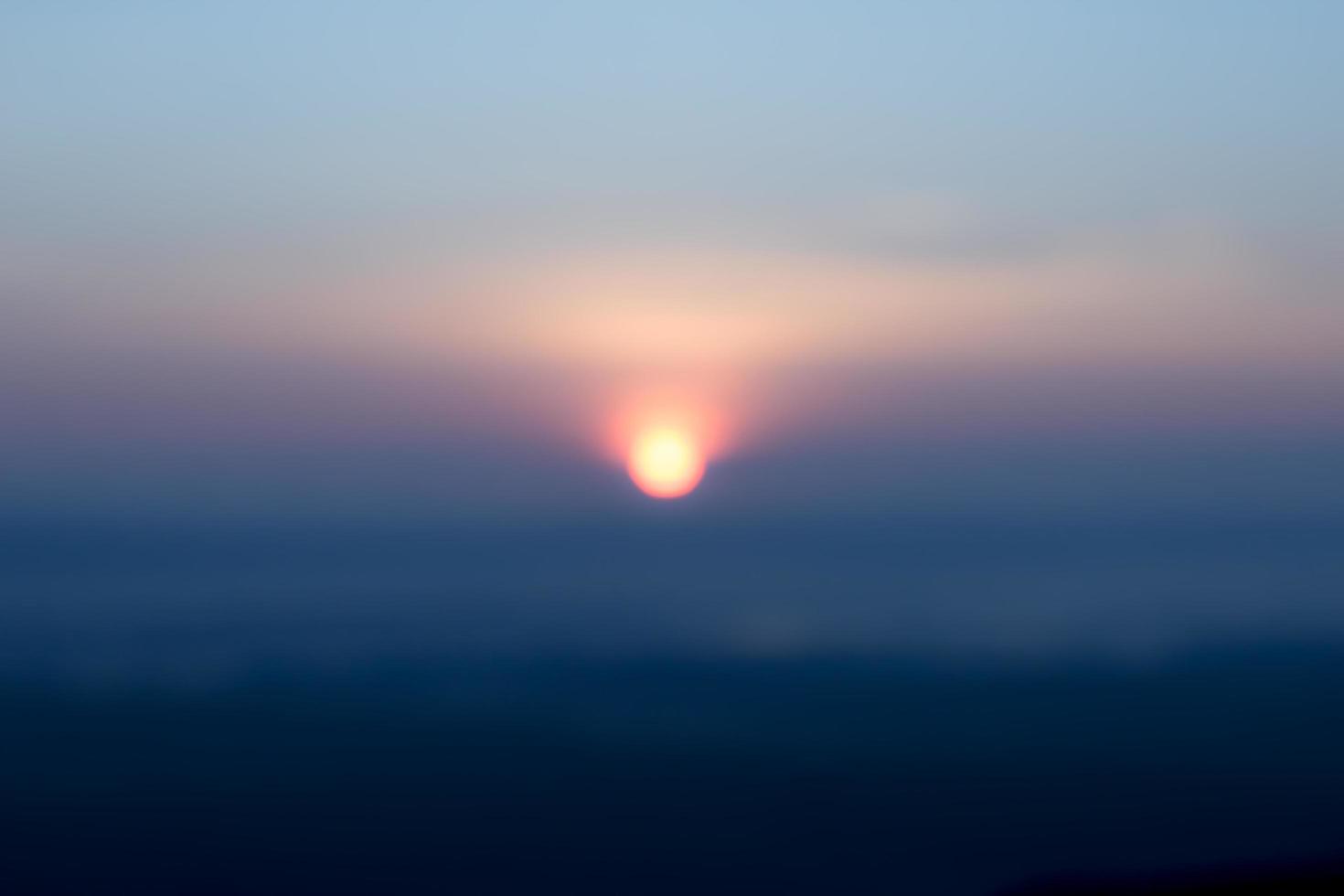 paisaje sol de la mañana y vista a la montaña del día foto