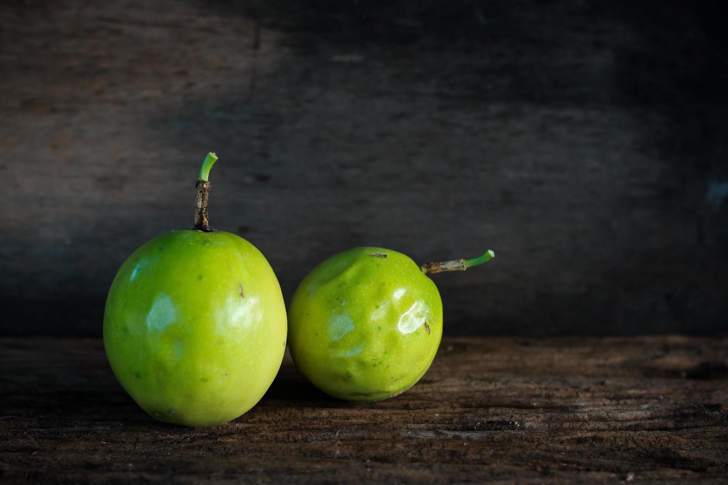 maracuyá sobre fondo de madera, fruta sana foto