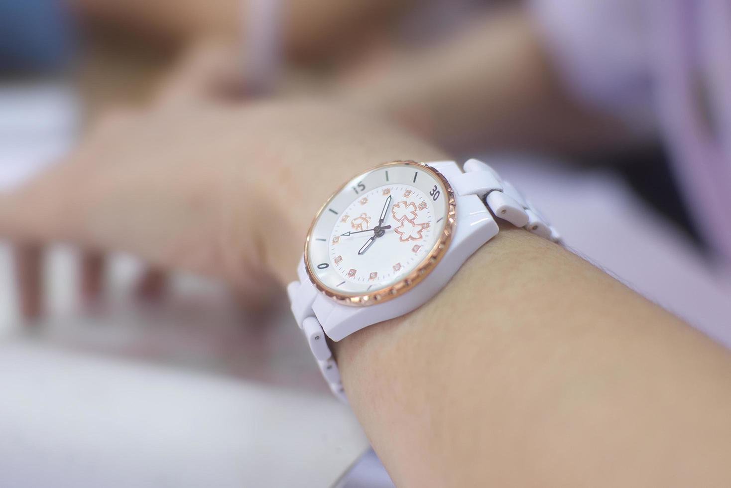 primer plano, de, un, reloj de pulsera foto