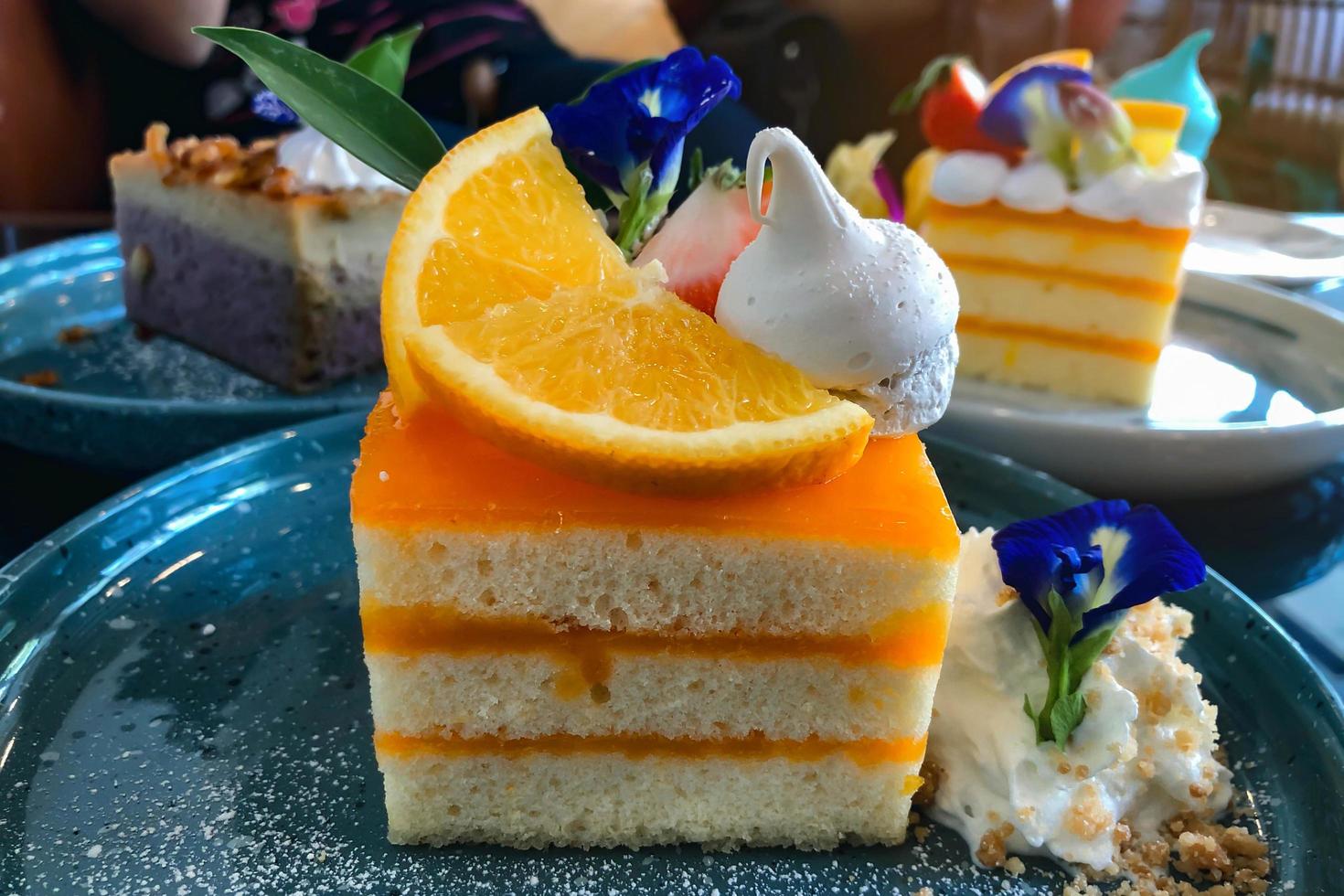 Tarta de naranja con cobertura de naranja en un plato listo para comer foto