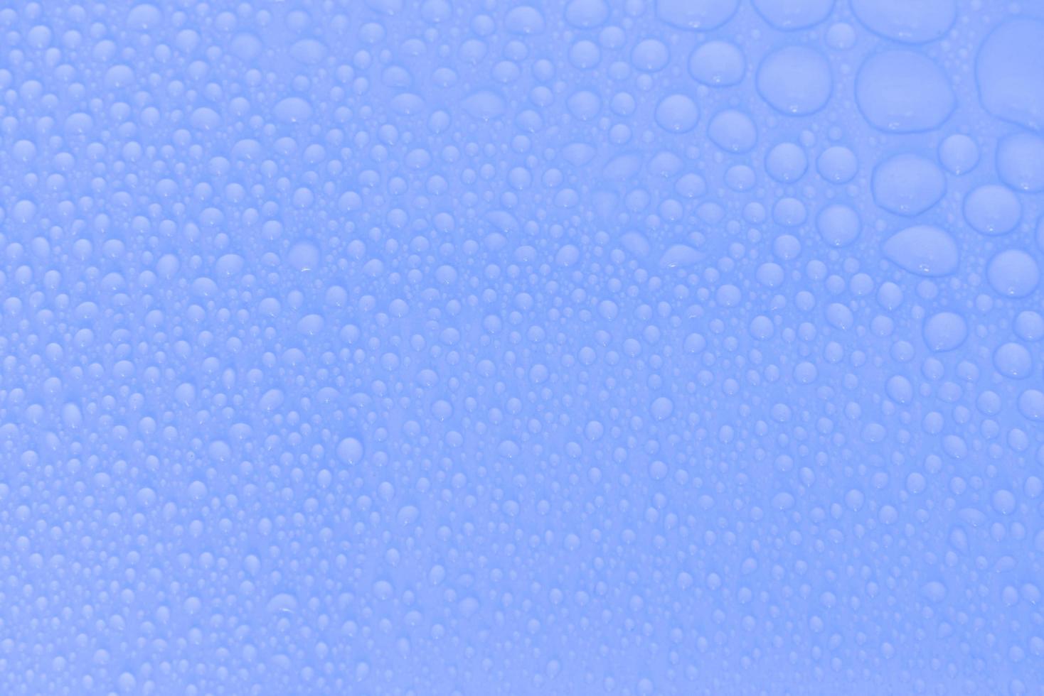 gotas de agua sobre un fondo azul foto