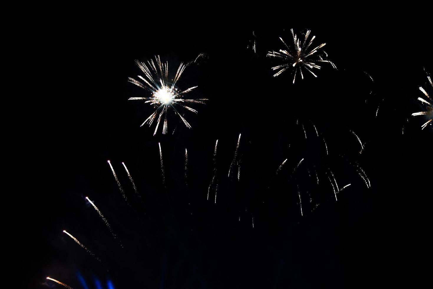 los fuegos artificiales iluminan el cielo foto