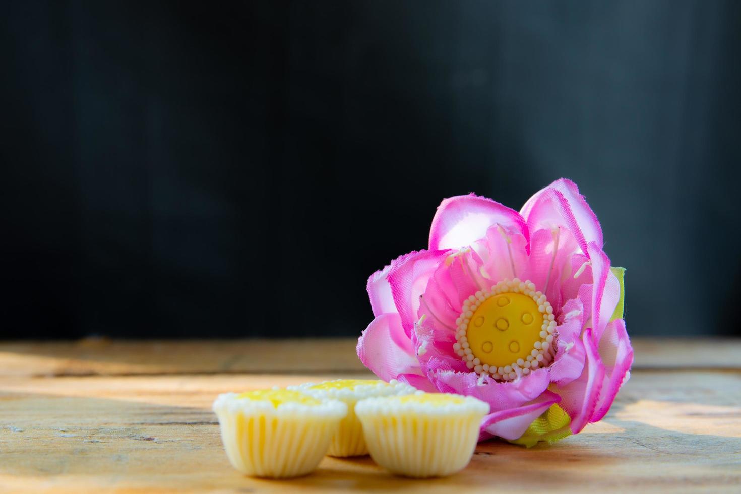 flor artificial con cupcakes foto