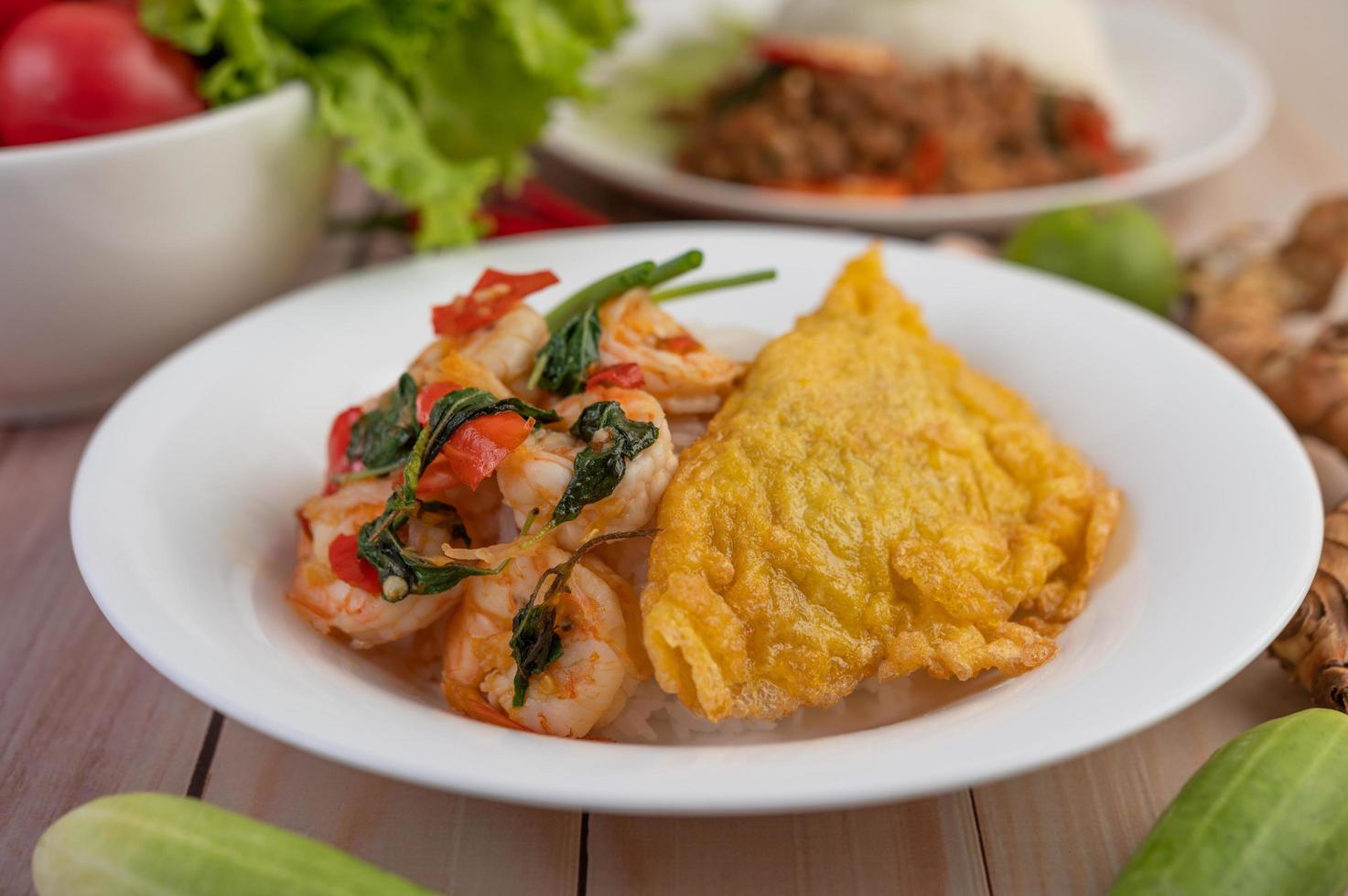 arroz cubierto con camarones y tortilla foto