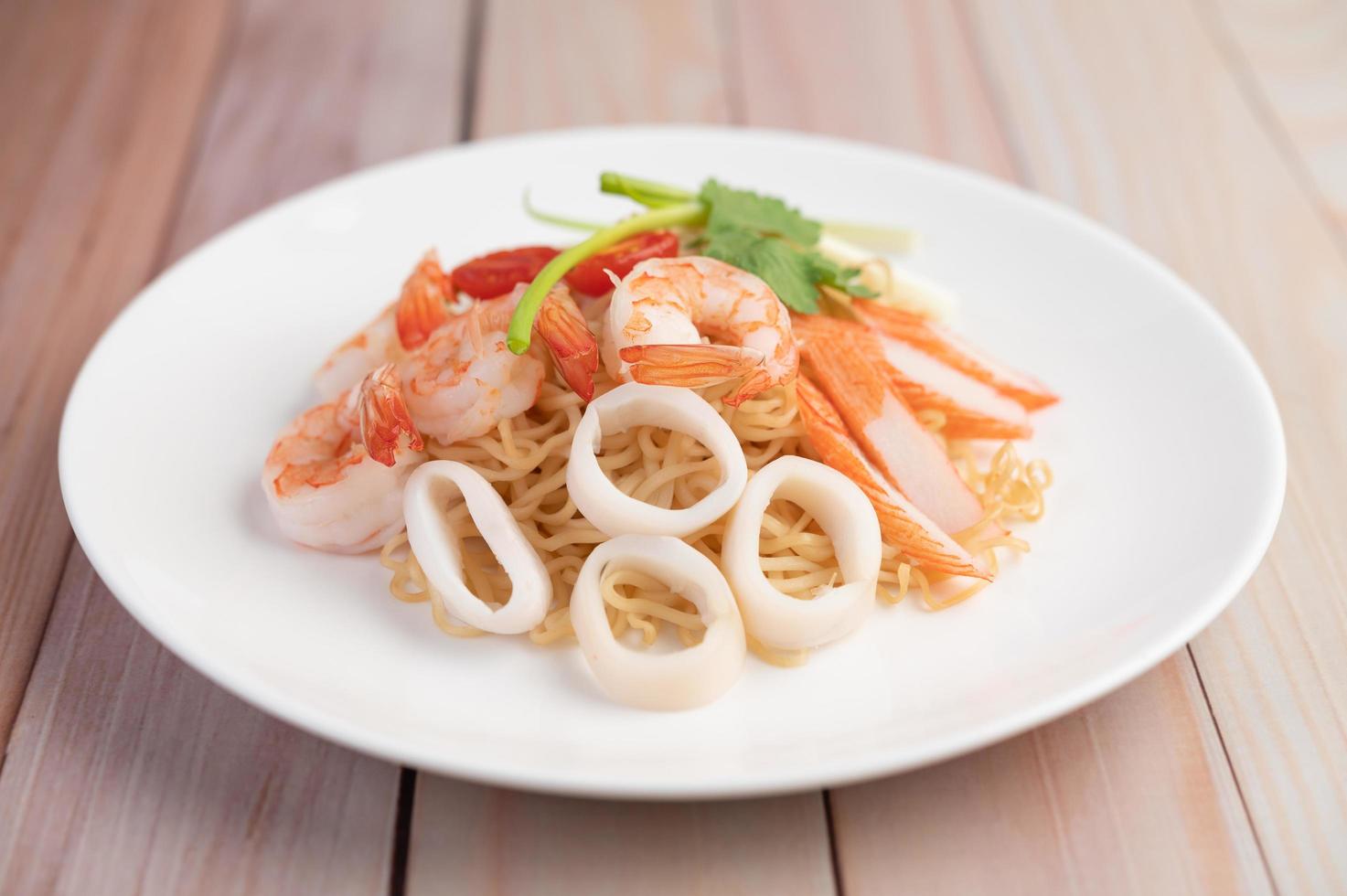 Stir-fried instant noodles with prawns and crab photo