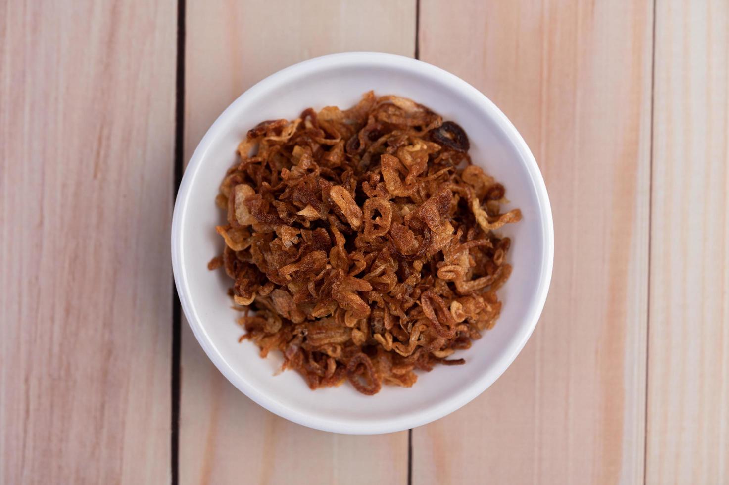 un plato de cebollas fritas foto