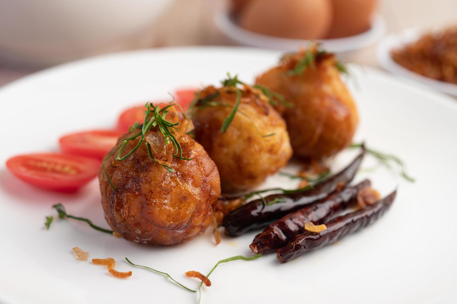 huevos duros salteados con salsa de tamarindo foto