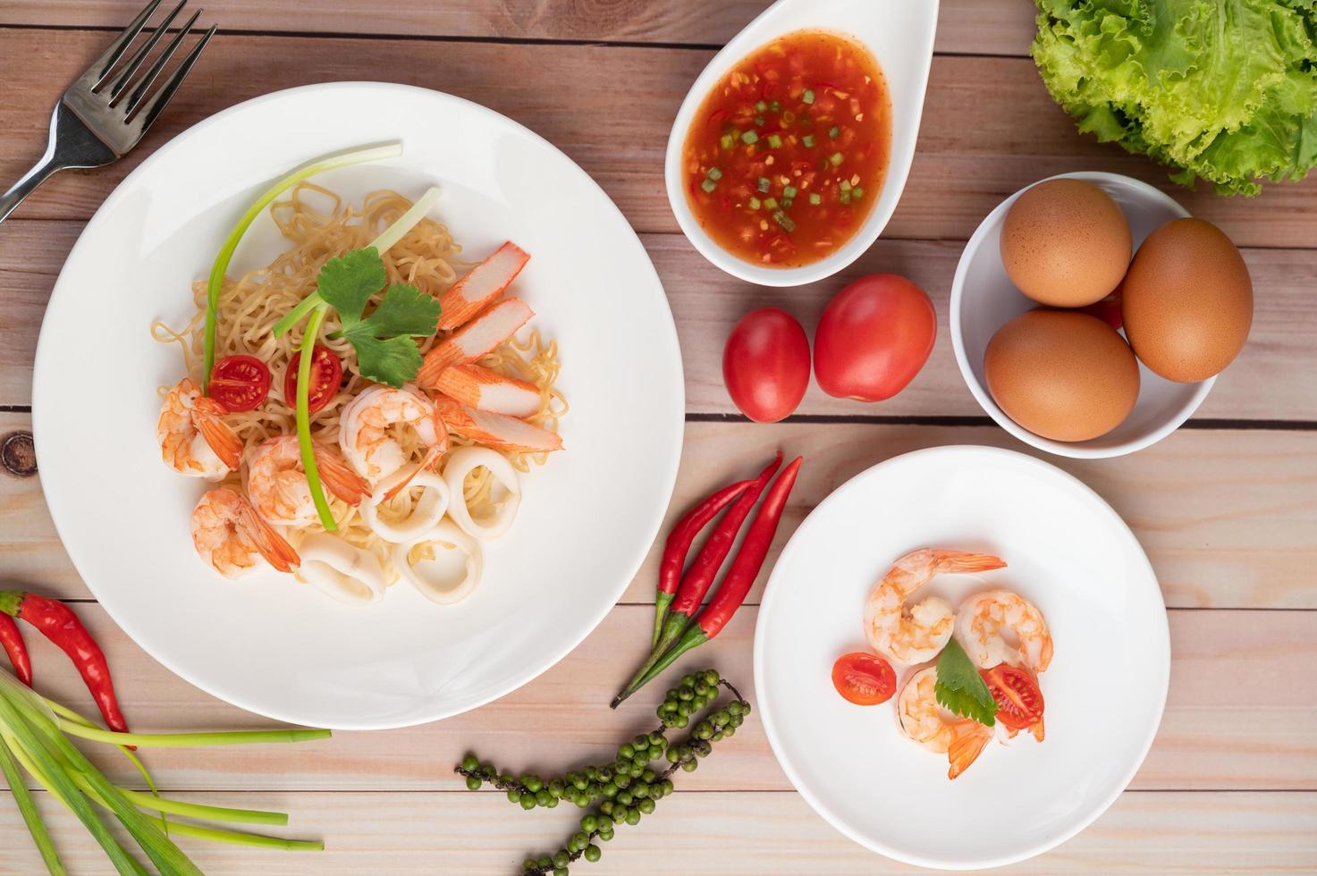 fideos instantáneos salteados con langostinos y cangrejo foto