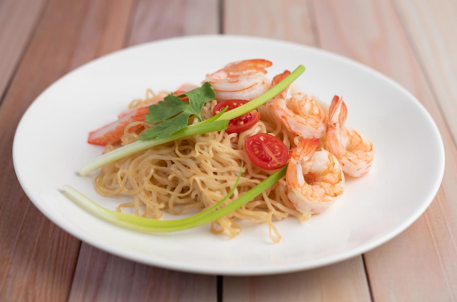 Stir-fried instant noodles with prawns and crab photo