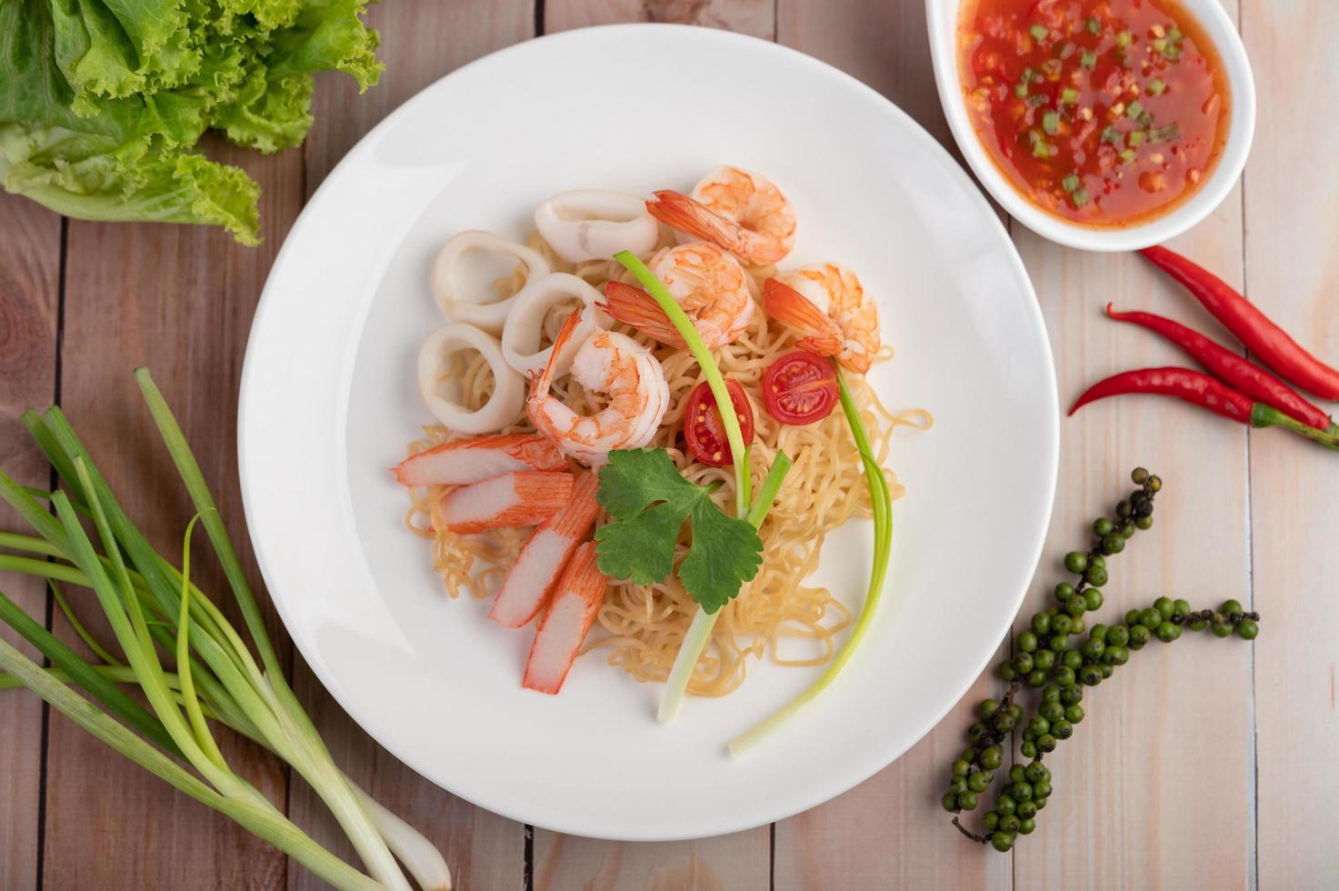 Stir-fried instant noodles with prawns and crab photo