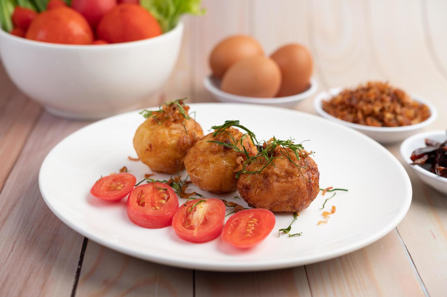 huevos duros salteados con salsa de tamarindo foto