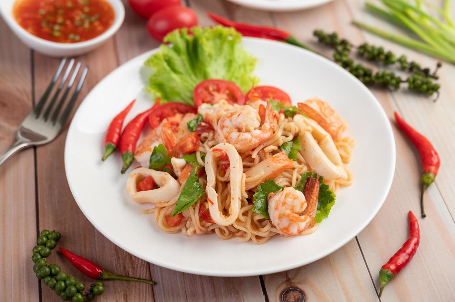 Stir-fried noodles with squid photo