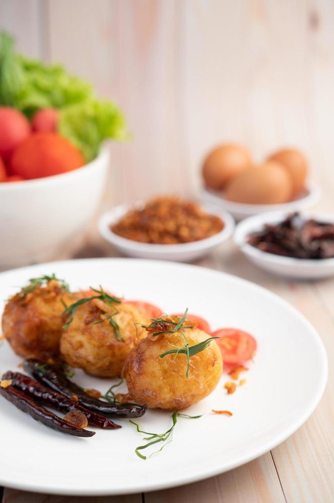 huevos duros salteados con salsa de tamarindo foto