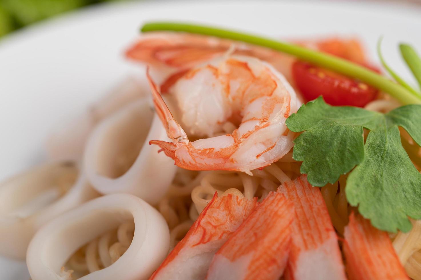 fideos instantáneos salteados con langostinos y cangrejo foto