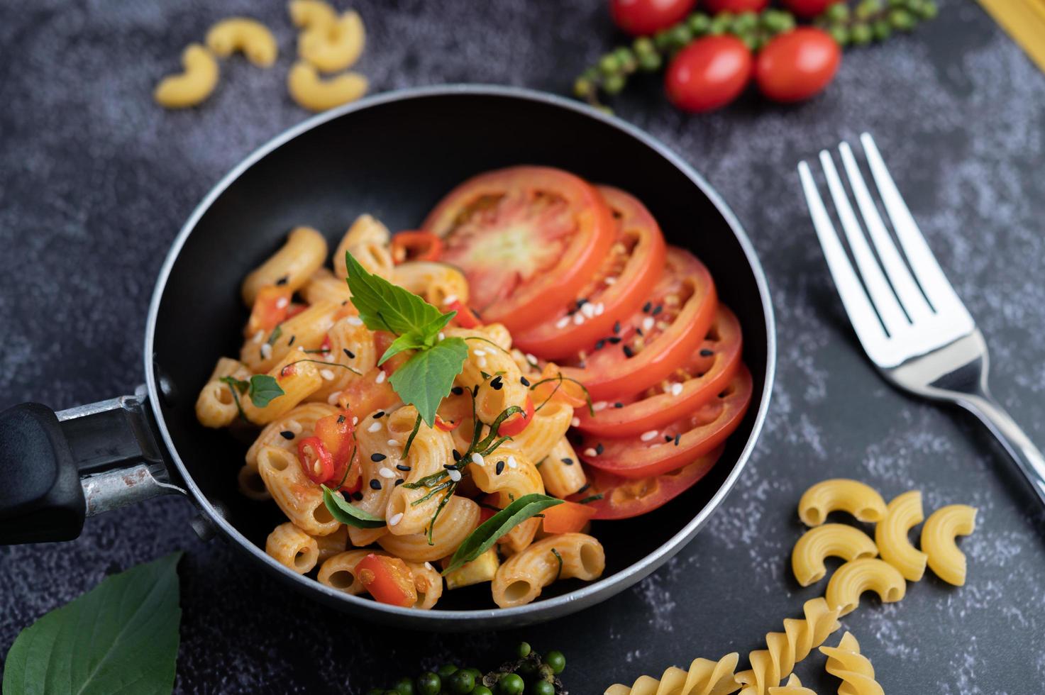 macarrones fritos con salchicha en una sartén foto