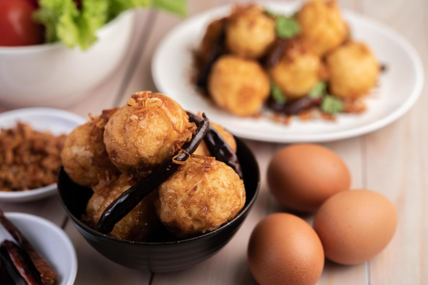 huevos duros salteados con salsa de tamarindo foto