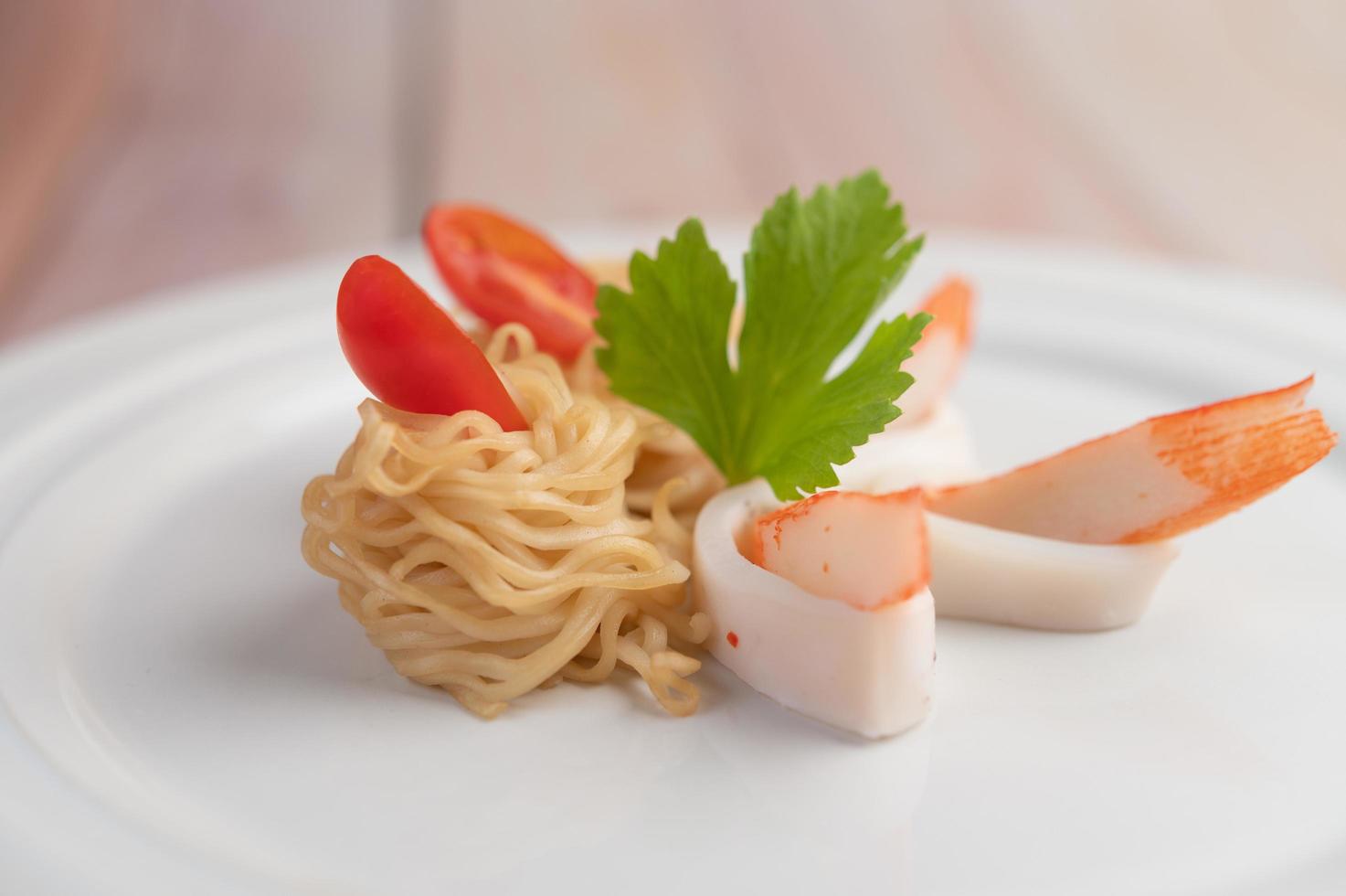 fideos instantáneos salteados con langostinos y cangrejos foto