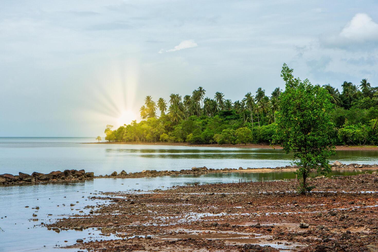 el mar en koh chang en tailandia foto