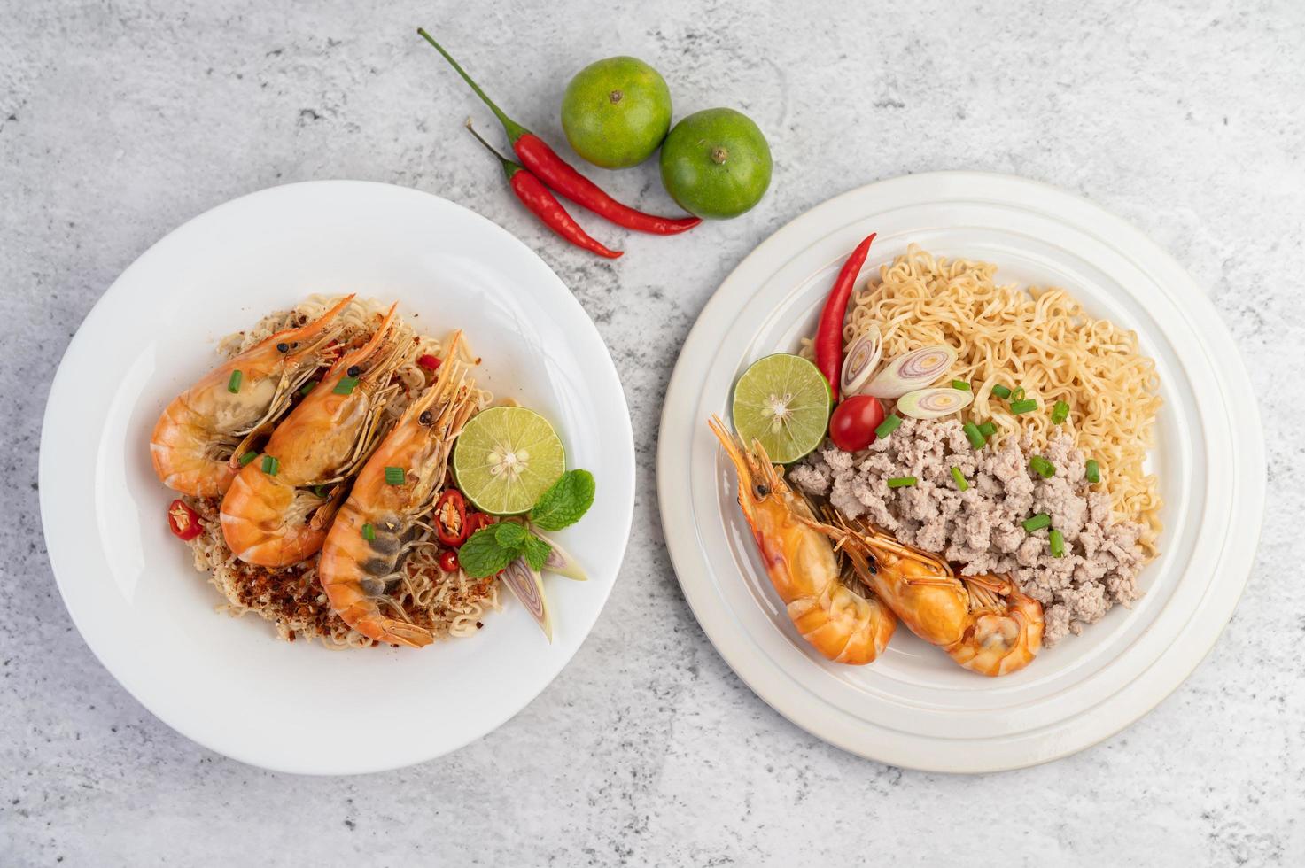 fideos y camarones en un plato blanco foto